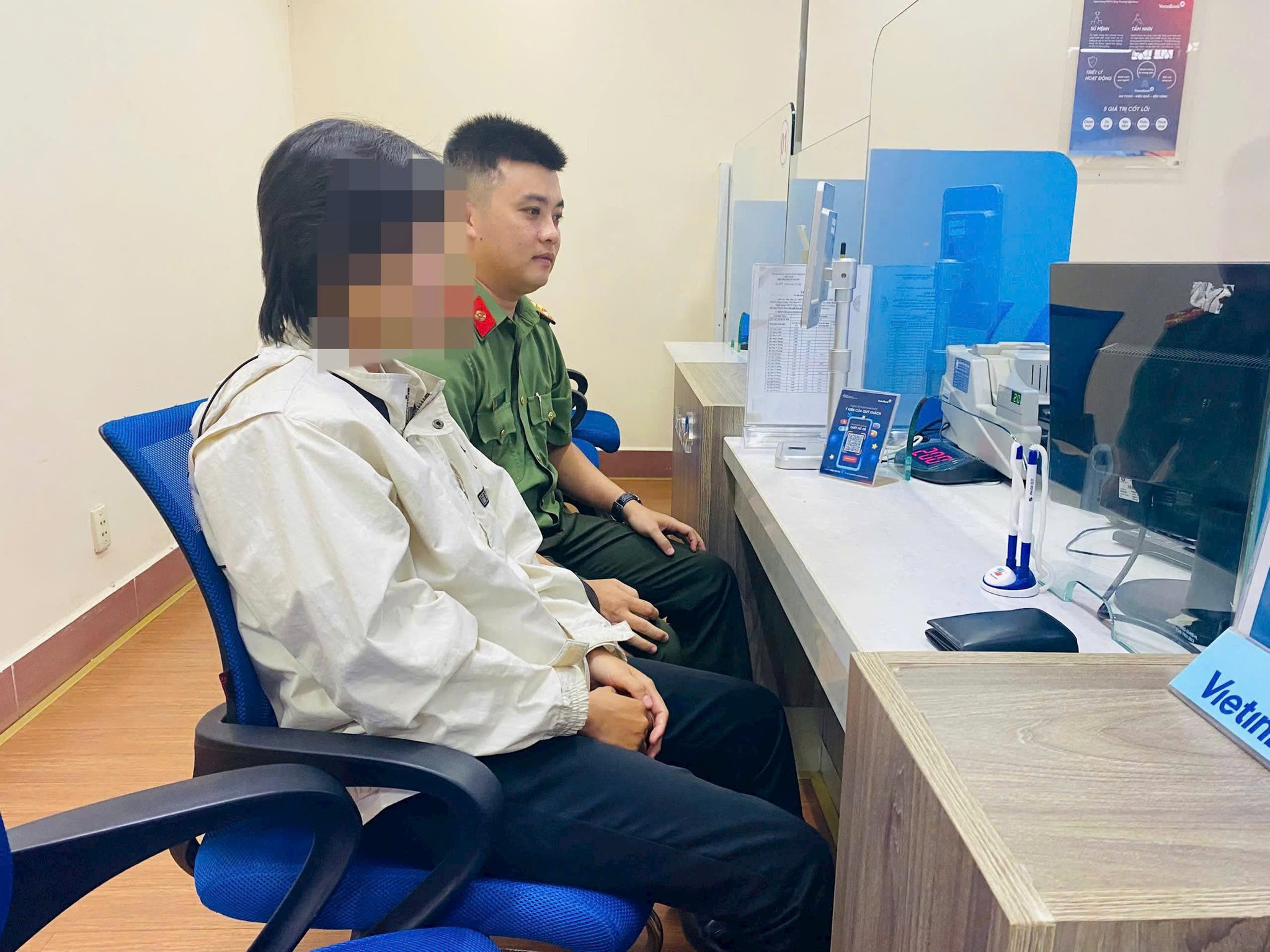 Người phụ nữ lo lắng suốt 45 ngày vì giao dịch chuyển khoản 10 triệu đồng, công an tiến hành xác minh và đối chiếu thông tin