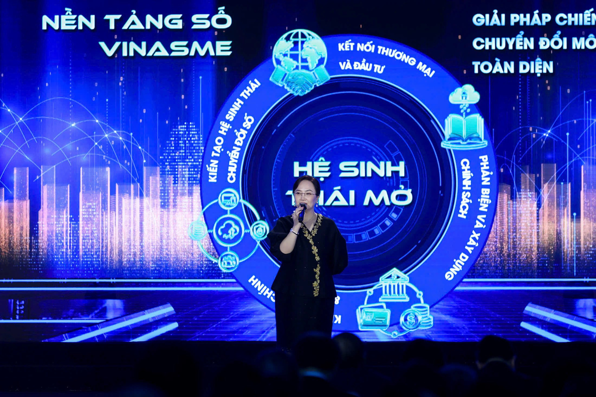 4.-ba-dang-huynh-uc-my-pho-chu-tich-hiep-hoi-doanh-nghiep-nho-va-vua-chu-tich-agris-gioi-thieu-ve-nen-tang-so-vinasme..jpg