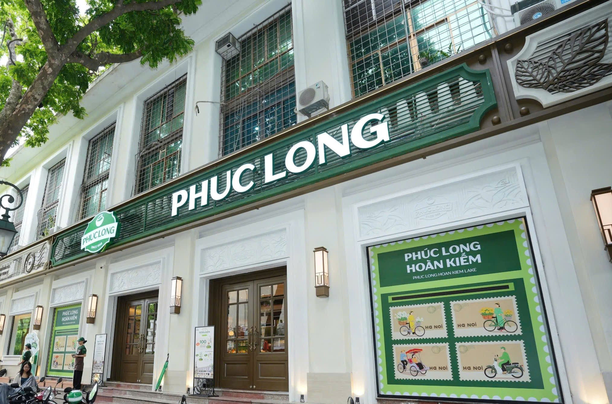 bang-hieu-phuc-long-noi-bat-giua-khong-gian-kien-truc.jpg