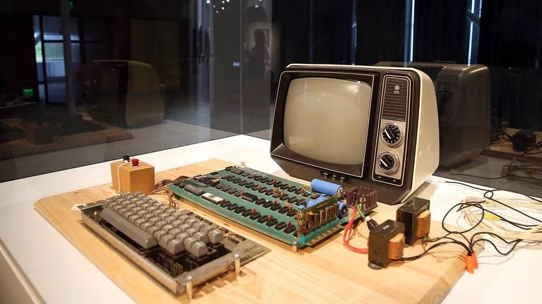 apple-i-computer-1787417025.jpg