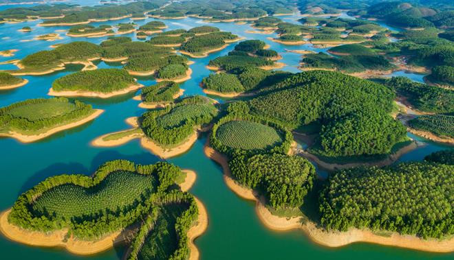 Hồ nhân tạo lớn nhất Việt Nam 23.400ha, sở hữu 1.300 đảo, chứa tới 3,9 tỷ m3 nước tạo nên phong cảnh “sơn thủy hữu tình” ví như “Hạ Long trên núi” được Sun Group nhắm tới