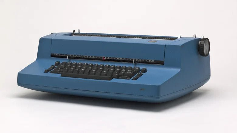 ibm-selectric-ii-typewriter-1787417027.jpg