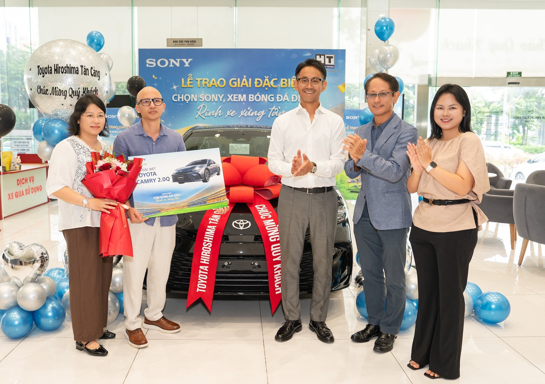 ong-nakashima-tomohiro-tong-giam-doc-sony-electronics-viet-nam-trao-chiec-toyota-camry-2.0q-tri-gia-hon-1-2-ty-dong-cho-anh-nguyen-tuan-loi-cuong..jpg