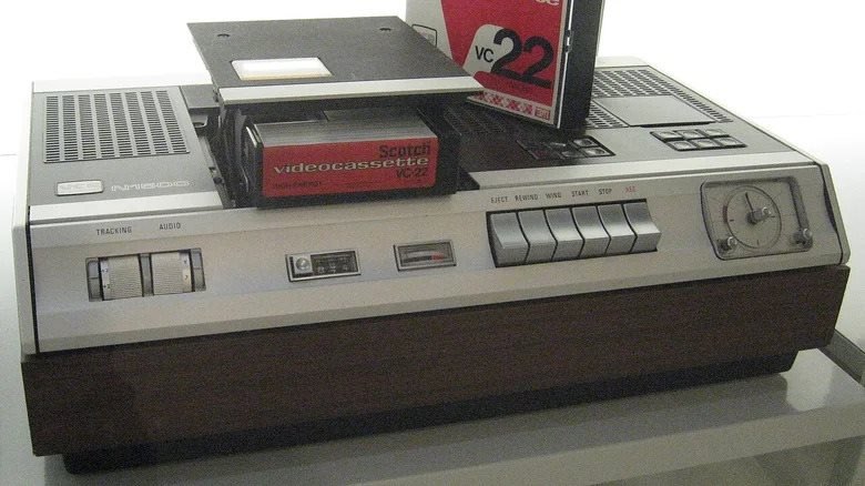philips-vintage-vcr-1787417026.jpg