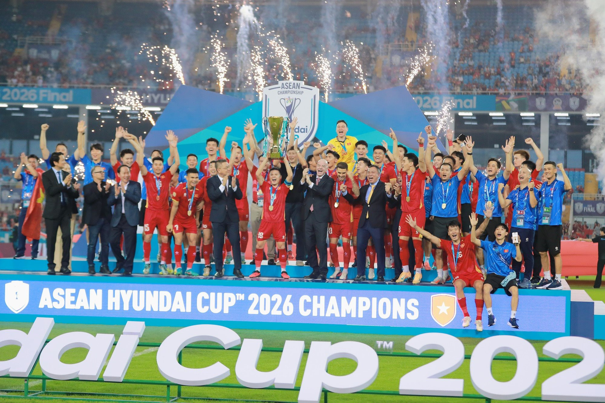 Chủ tịch FIFA bất ngờ trước sân vận động 60.000 chỗ đang được Vingroup xây dựng tại Hưng Yên