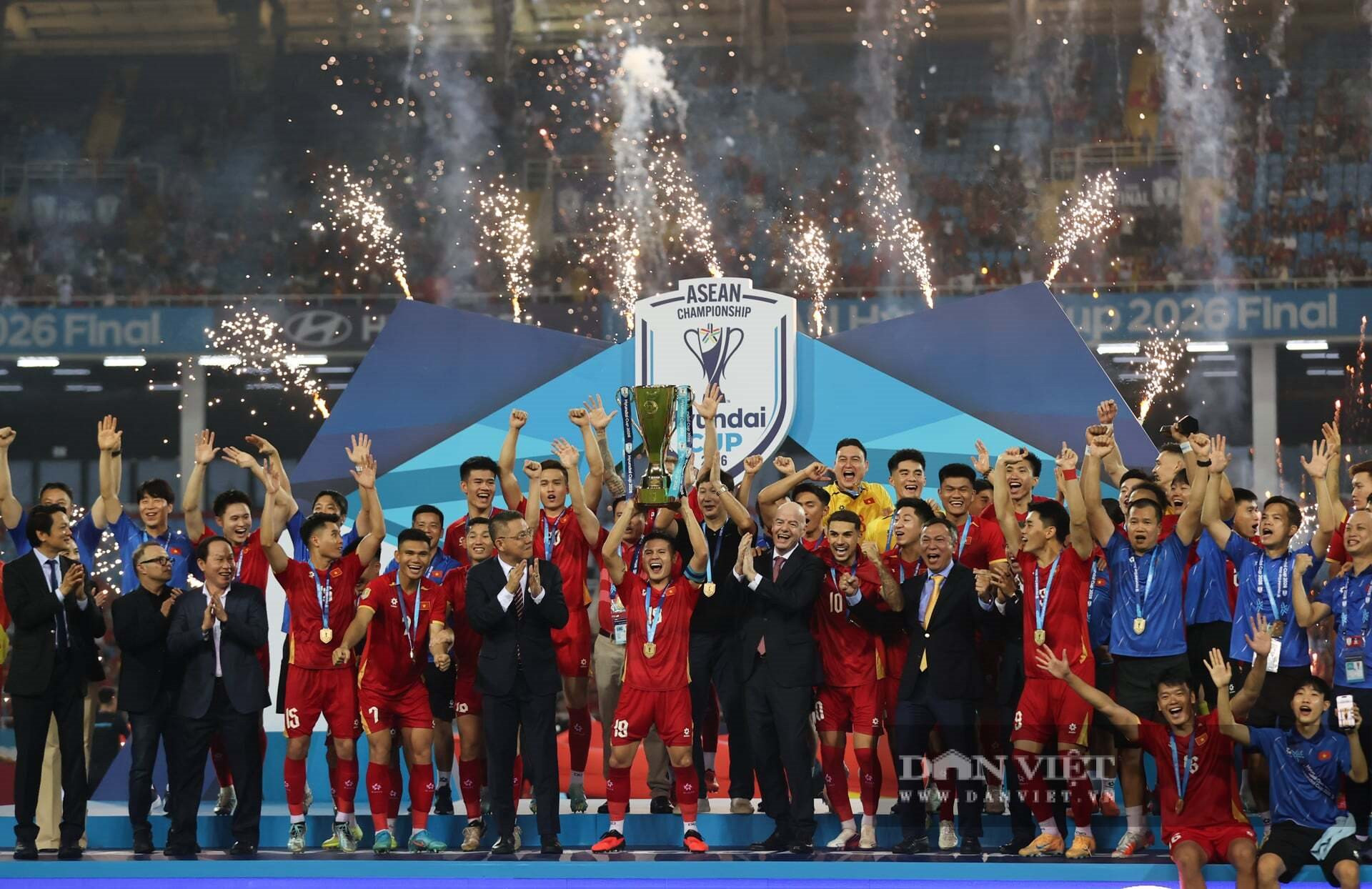 Chủ tịch FIFA muốn Việt Nam thành một trong những quốc gia bóng đá lớn nhất thế giới: Sẽ xây sân bóng ở khắp mọi nơi, lập học viện tài năng cho trẻ từ 8-9 tuổi