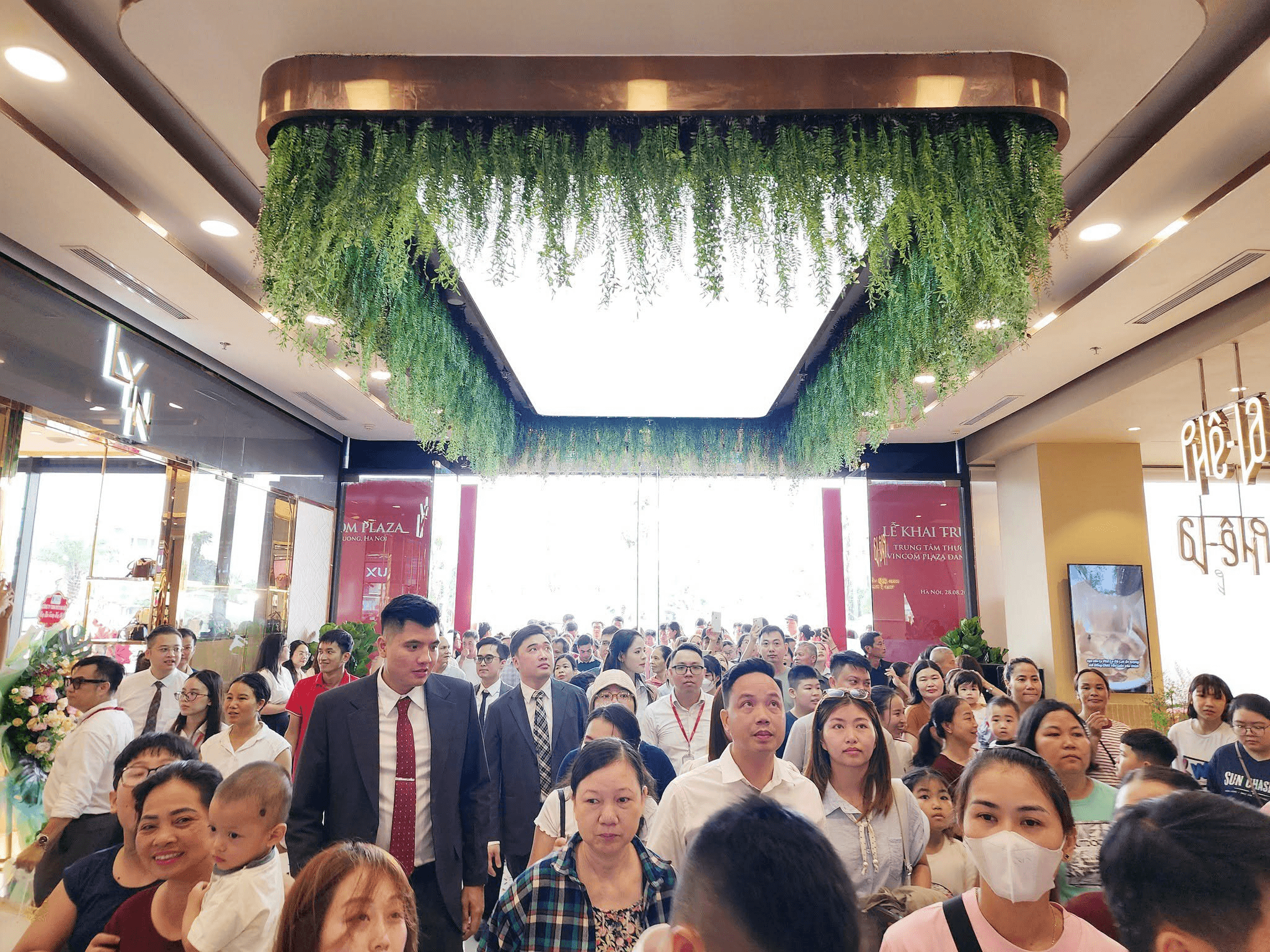Đúng hôm nay - 28/8, 1 xã ở ngoại thành Hà Nội chính thức có TTTM Vincom đầu tiên: Rộng 25.000m2, cao 5 tầng, xuất hiện đại siêu thị Thái Lan
