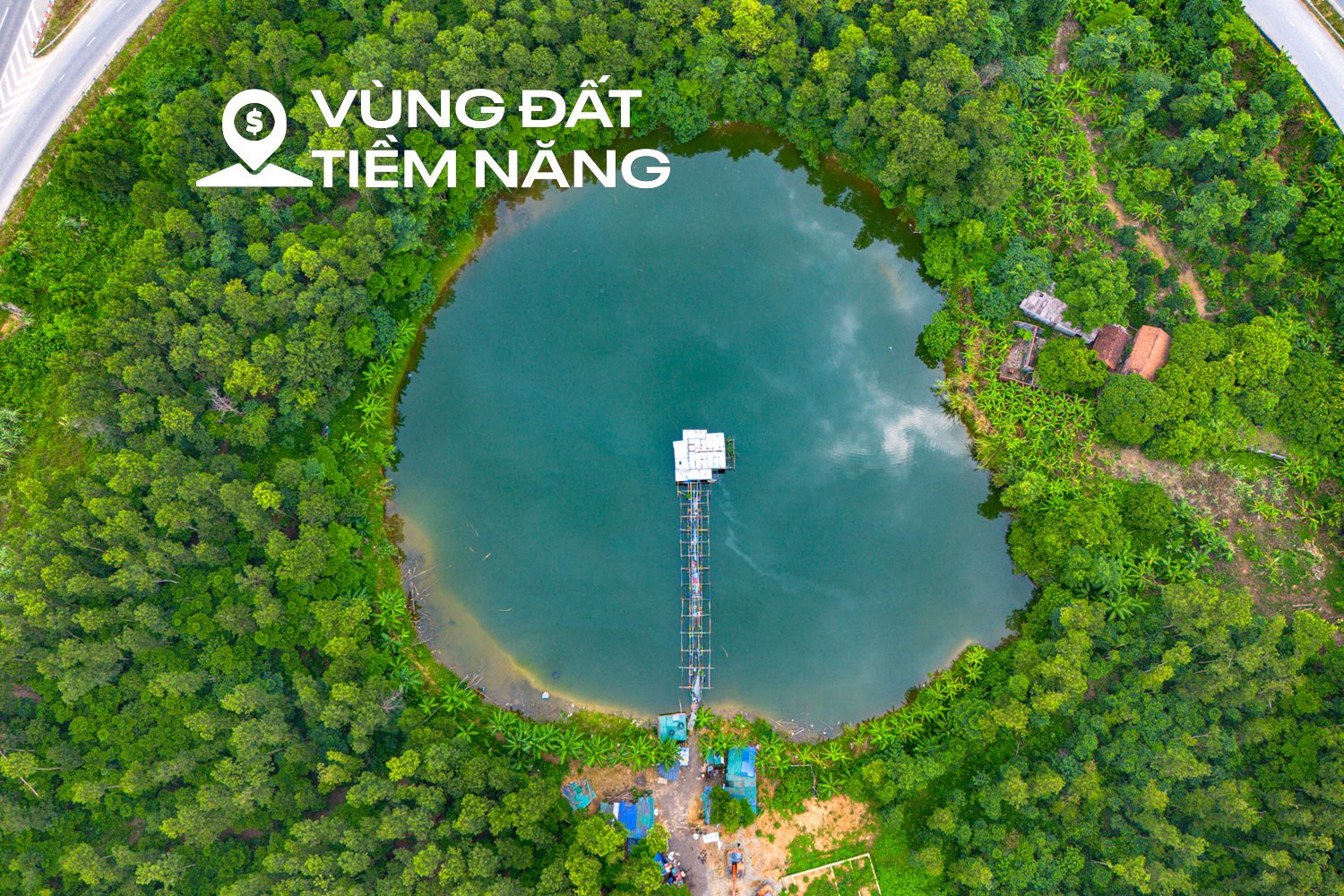 Ngắm nút giao vừa có hồ nước, rừng cây xanh và nhà dân trên đại lộ dài nhất Việt Nam