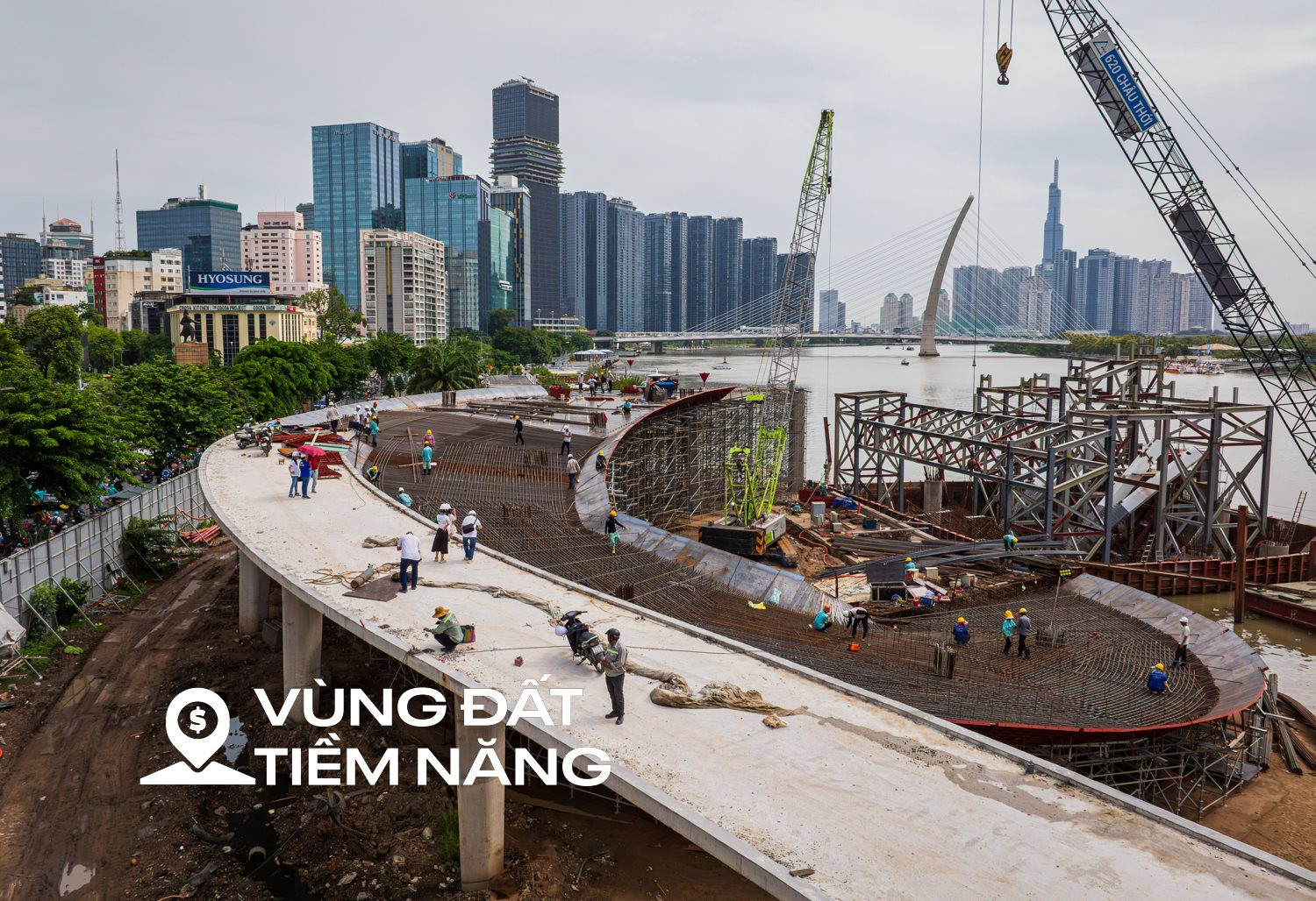 Cận cảnh cầu đi bộ “lá dừa nước” gần 1.000 tỷ qua sông Sài Gòn: Hai đầu cầu đã thành hình, sẽ sử dụng siêu sà lan mà cả nước chỉ có 2 chiếc