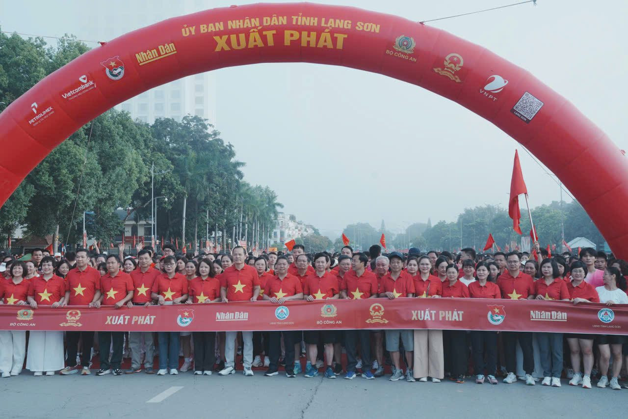 Hơn 7.000 người dân Lạng Sơn hòa dòng người toàn quốc "Cùng Việt Nam tiến bước" năm 2026