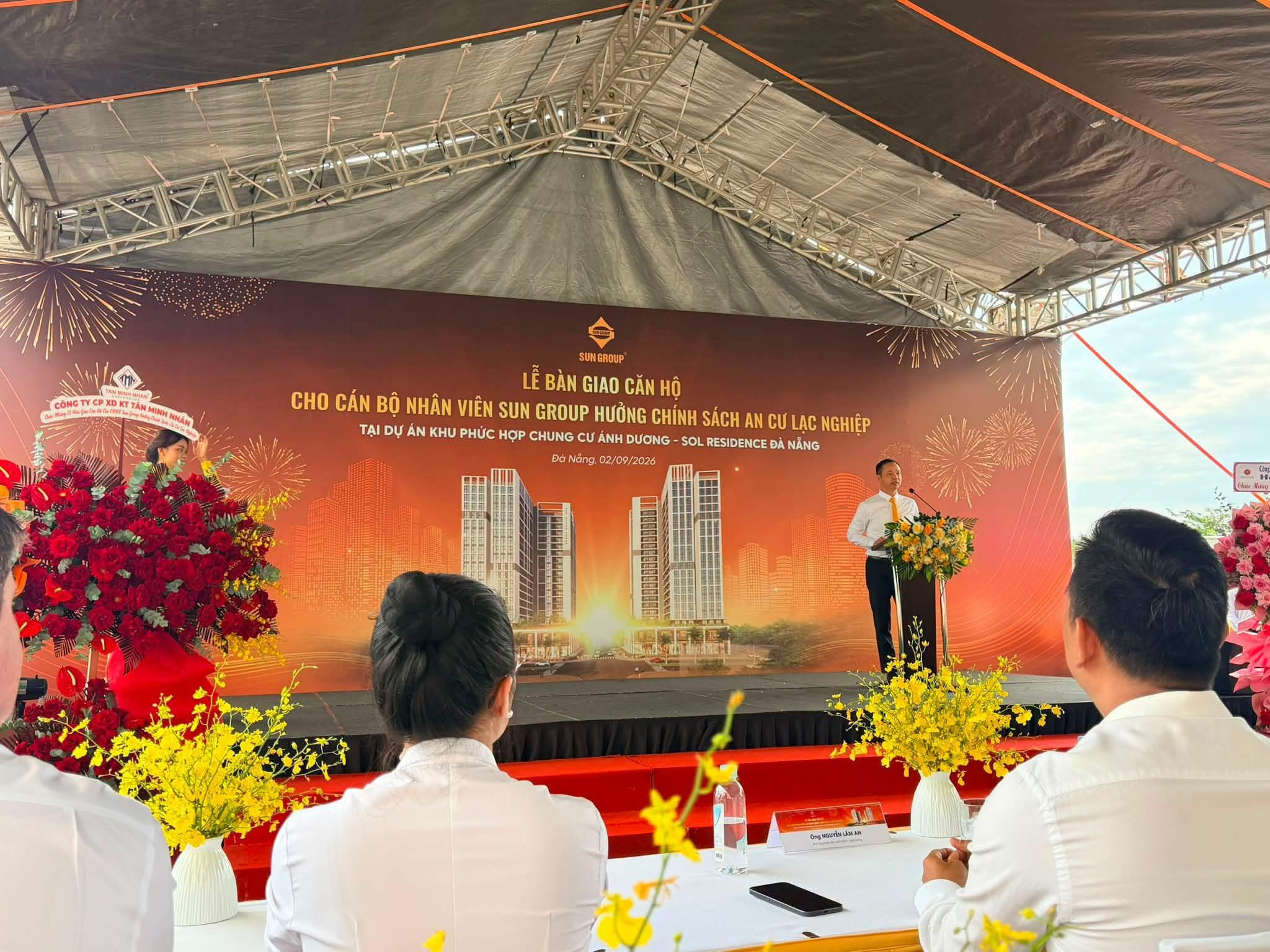 Một ông lớn BĐS tặng hàng loạt căn hộ cho nhân viên ngay dịp 2/9 vừa qua... trong thư tuyển dụng còn có lời mời hấp dẫn làm đủ từ 7 năm được xét tặng nhà