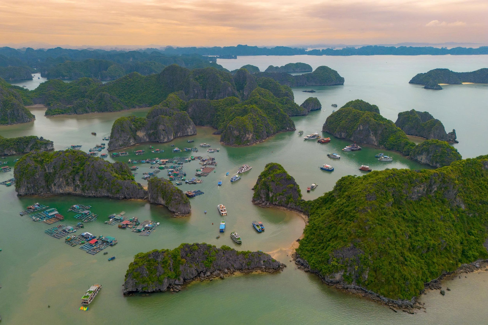 Một hòn đảo của Việt Nam lọt top 8 hòn đảo tuyệt vời nhất Đông Nam Á, nơi Sun Group đang làm khu đô thị 12.500 tỷ đồng và sở hữu một công trình giữa biển lập kỷ lục thế giới ngay ngày khai trương