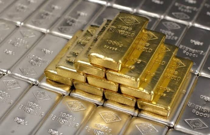 Giá vàng bật tăng 2 phiên liên tiếp, quỹ lớn nhất thế giới "quay đầu" xả hàng