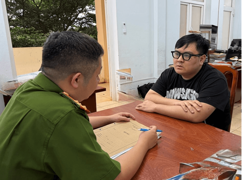 Xác minh giao dịch chuyển khoản của hơn 100 người dân trên cả nước, Công an ra quyết định khởi tố Ngô Hoàng Vũ