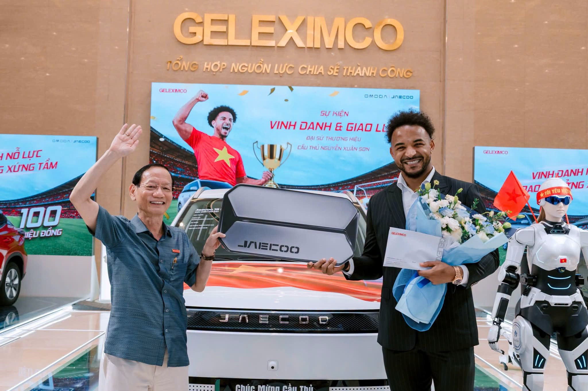 Chủ tịch Geleximco Vũ Văn Tiền đích thân trao xe cho Xuân Son