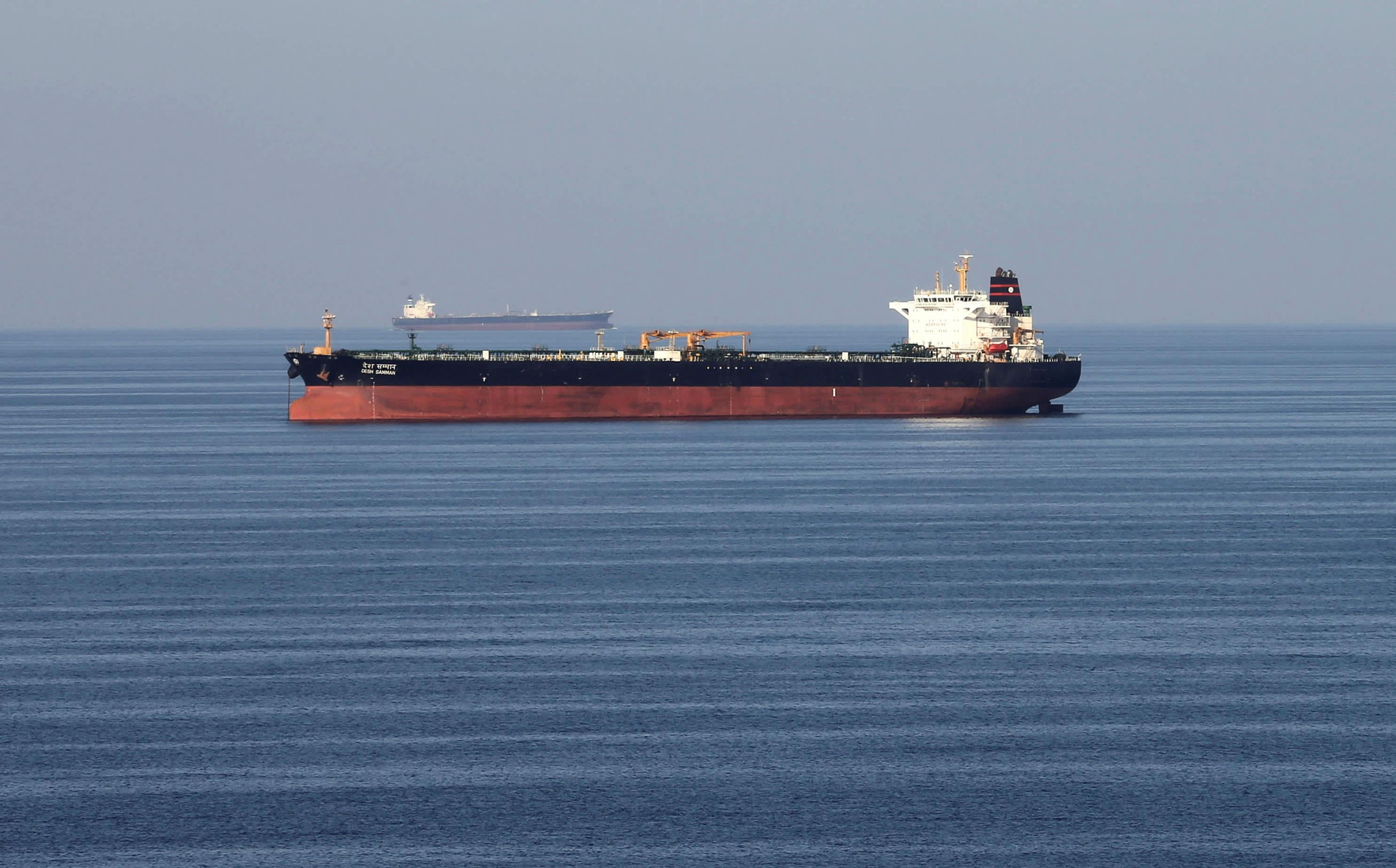 Dầu Brent tiến sát mốc 99 USD/thùng giữa "chảo lửa" Trung Đông