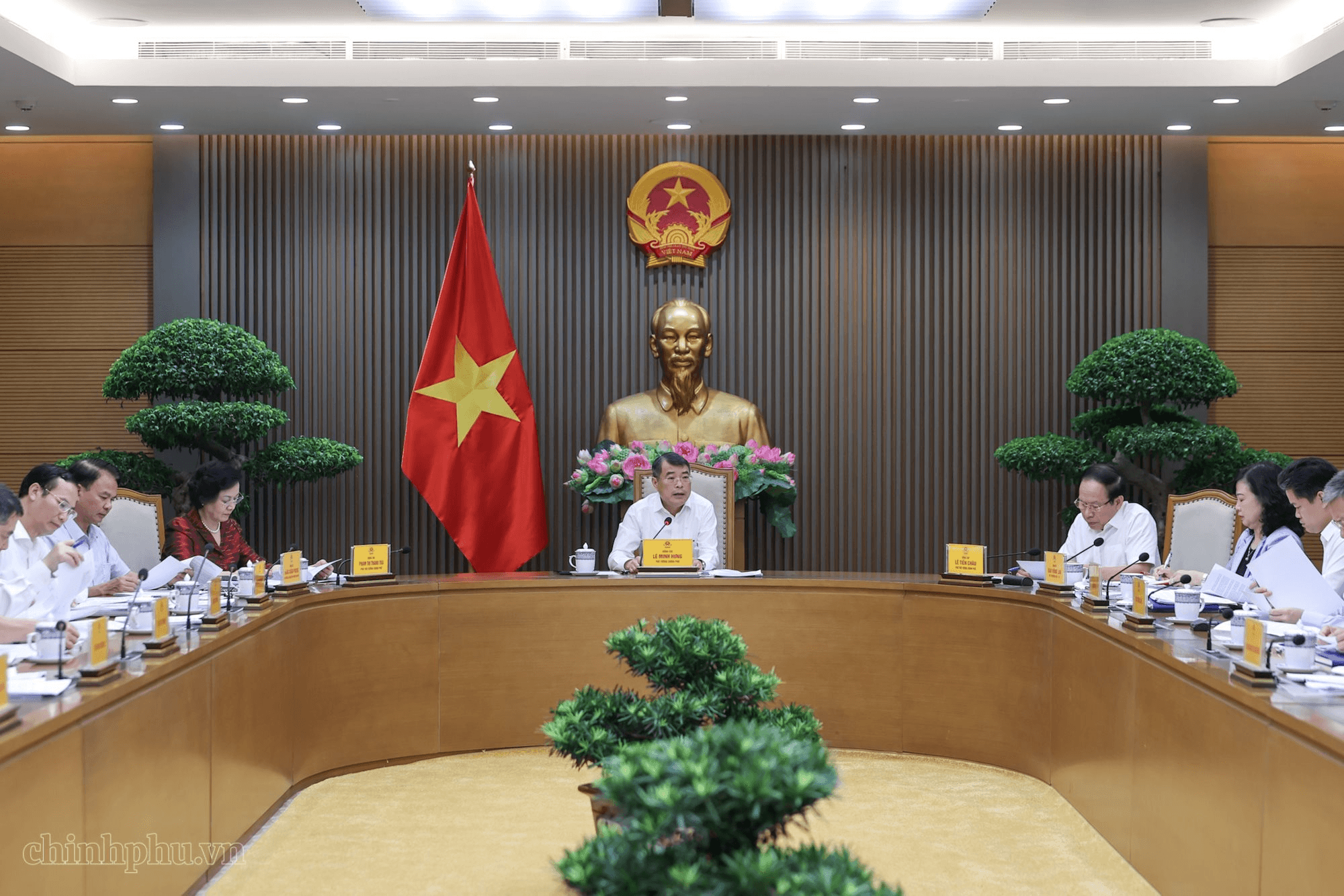 Thủ tướng chỉ đạo kiểm soát giá thuốc từ gốc, cương quyết cắt giảm chi phí trung gian