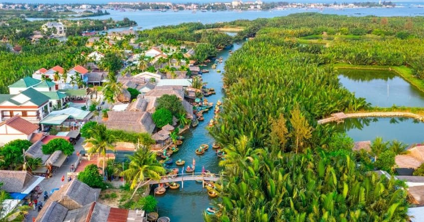 Việt Nam có 1 ngôi làng ví như "miền Tây thu nhỏ" được Forbes vinh danh: Hút khách thử "cảm giác mạnh", đang được đề cử Làng du lịch tốt nhất thế giới