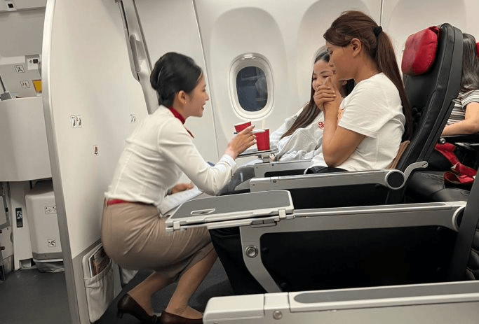 Giữa chuyến bay, nữ hành khách hoảng loạn cầu cứu: 2 nữ bác sĩ và tổ bay cùng làm một việc đặc biệt