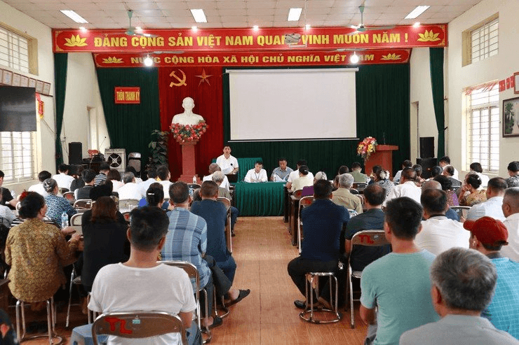 Người dân một xã ở Hà Nội đến nhà văn hóa nghe thông tin bồi thường, hỗ trợ, tái định cư với đất nằm trong phạm vi thu hồi làm dự án nhà ở xã hội
