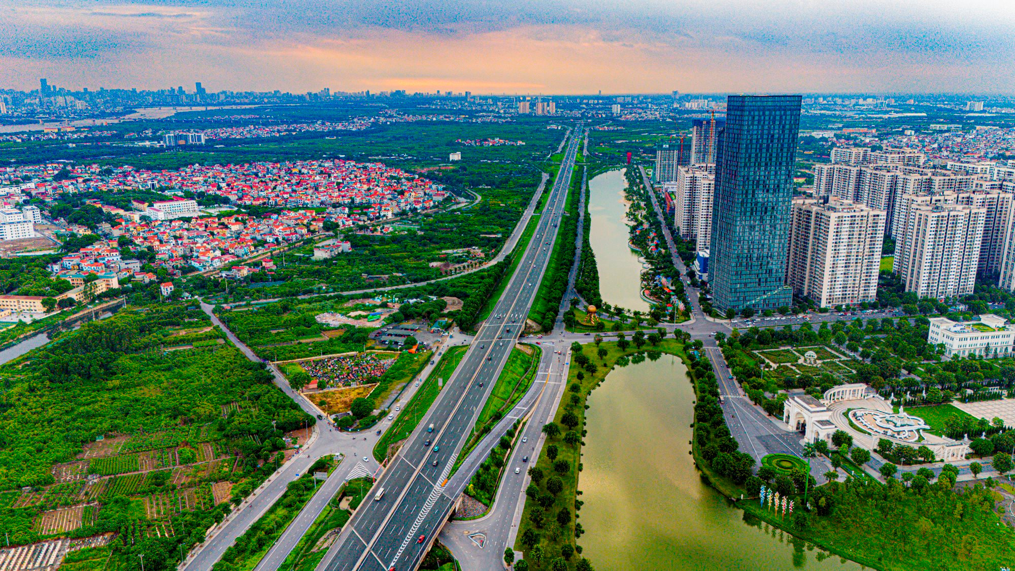 Tuyến cao tốc 105 km đẹp và hiện đại bậc nhất Việt Nam hút loạt ông lớn Vingroup, Sunshine Group, Hoà Phát…đổ về đầu tư
