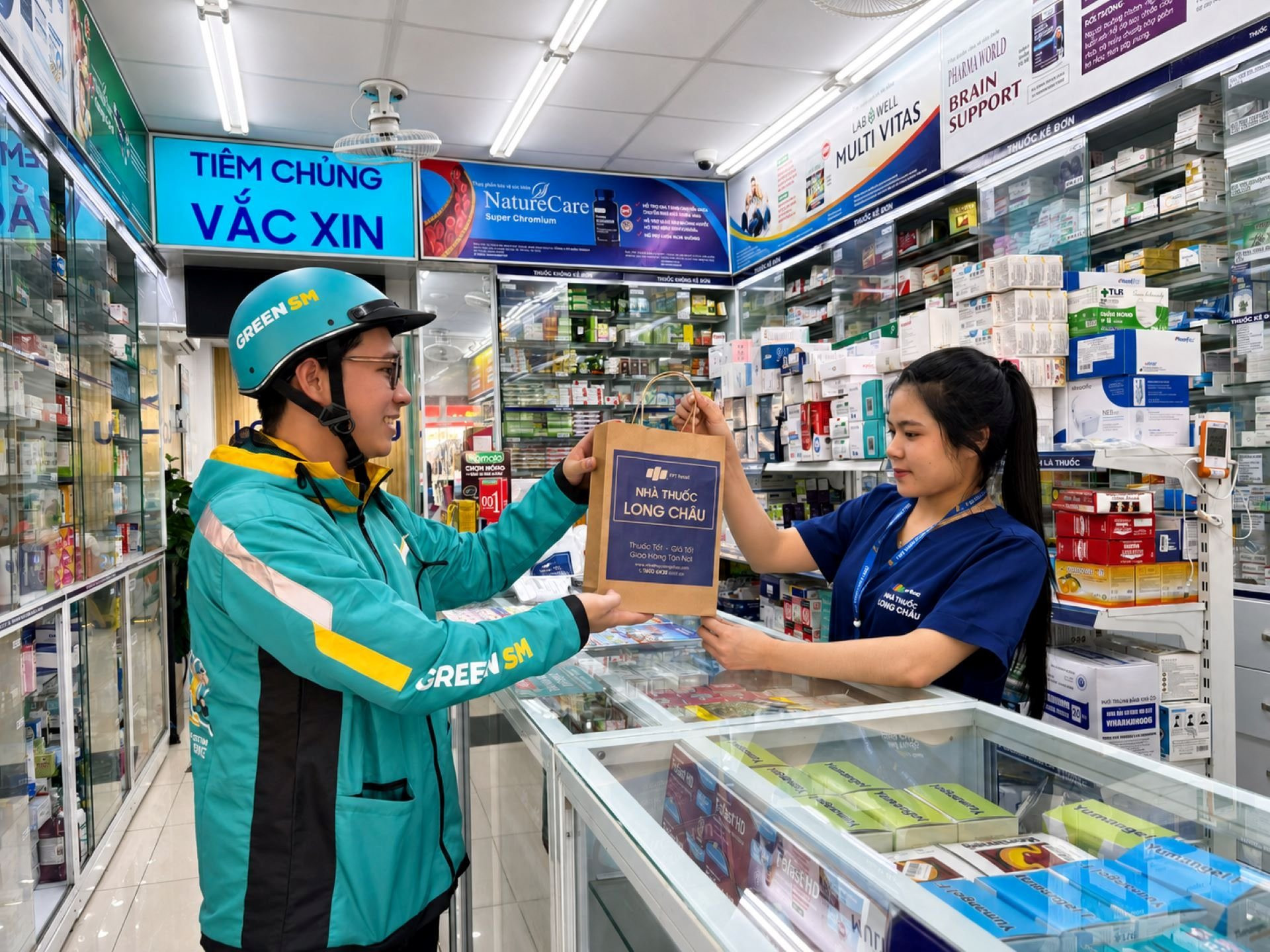 Tỷ phú Phạm Nhật Vượng bắt tay nữ tướng Nguyễn Bạch Điệp 