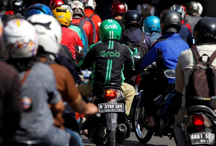 Tổng thống Indonesia nói "Người ta đổ mồ hôi còn anh lại lấy tiền, xin lỗi nhé!": Grab giảm phí thu của tài xế từ 20% xuống 8%