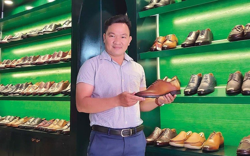 Thương hiệu giày Việt tuyên bố đóng cửa sau 10 năm, CEO đi làm… 'phụ hồ'