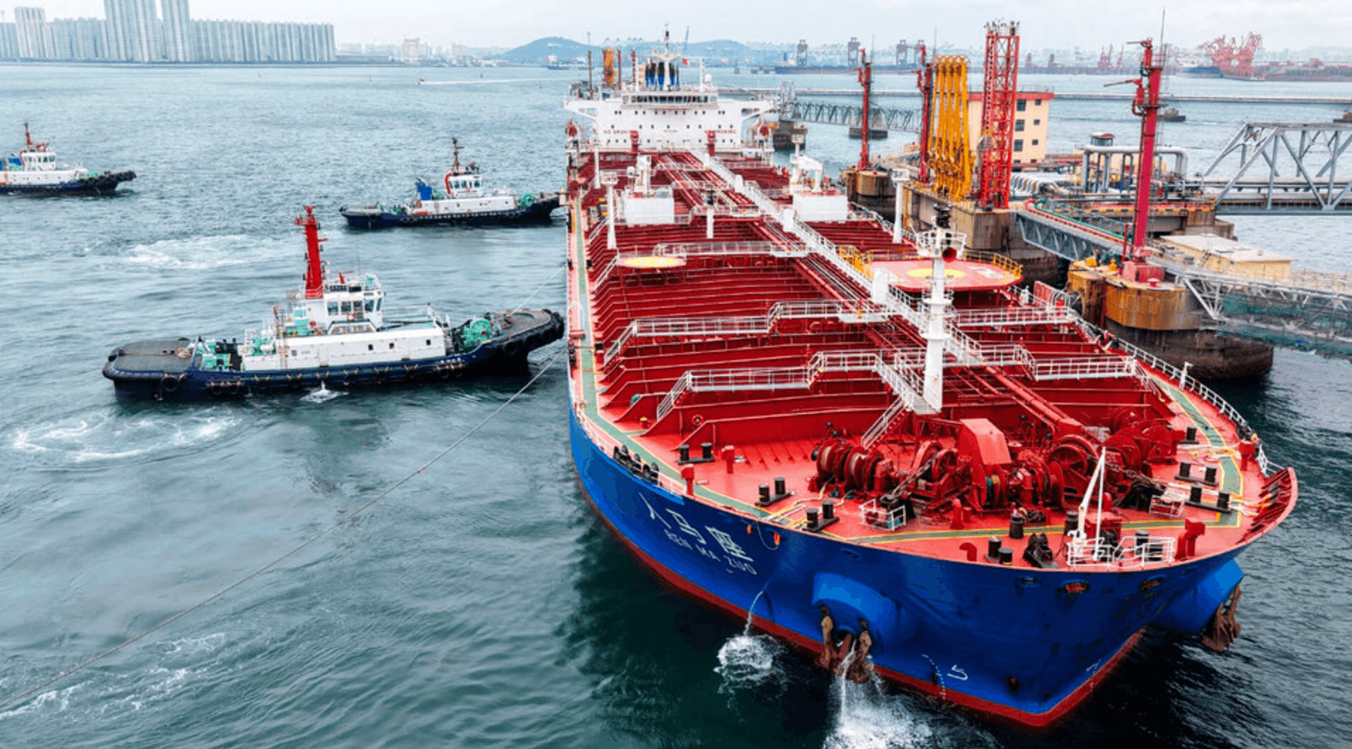 Khách hàng tranh nhau mua, dầu Nga đắt hơn Brent 20 USD/thùng, phụ phí tăng gấp đôi chỉ sau 1 tuần