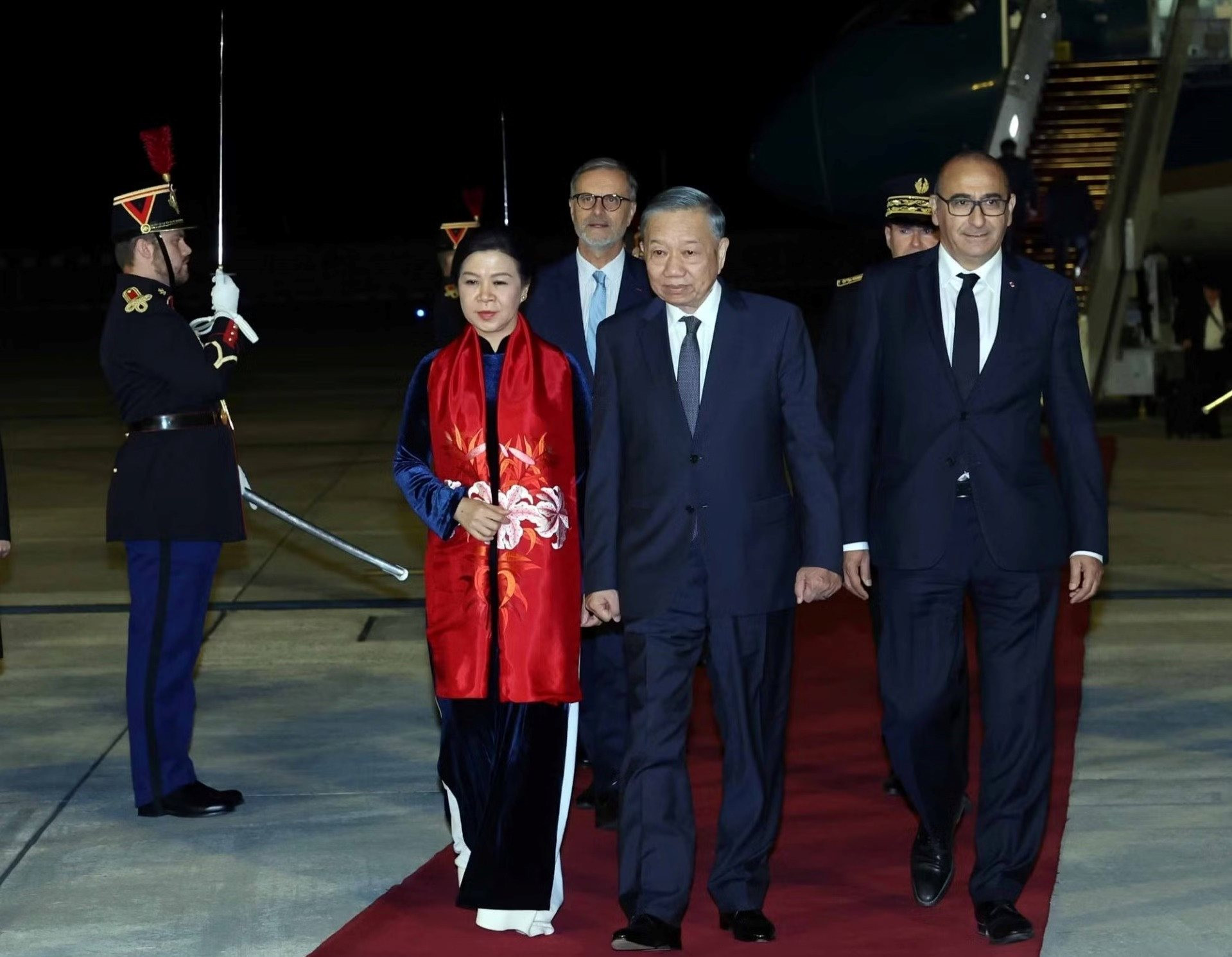 vna-potal-tong-bi-thu-chu-tich-nuoc-to-lam-va-phu-nhan-bat-dau-chuyen-tham-chinh-thuc-cong-hoa-phap-va-du-hoi-nghi-thuon-805.jpg