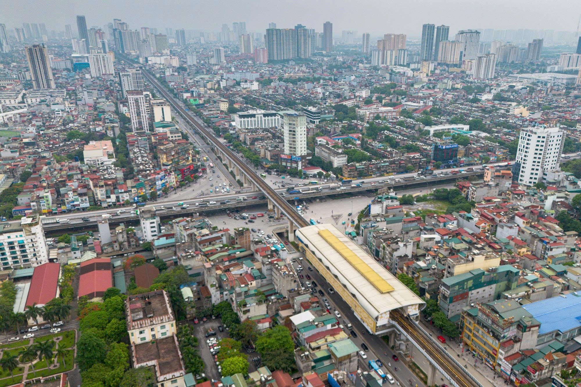 Hà Nội sở hữu siêu nút giao 4 tầng đầu tiên thiết kế hiện đại, kết hợp đường sắt đô thị, vành đai trên cao xung quanh có hàng loạt khu đô thị và trường học 
