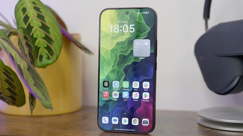 poco-f9-ultra-standing-wallpaper-820x461.jpg