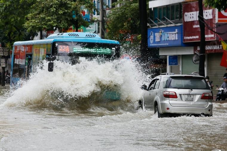 Hà Nội dự kiến mưa kéo dài: Người dân cần cập nhật ngay tính năng này trên điện thoại nếu muốn tìm đường tránh ngập