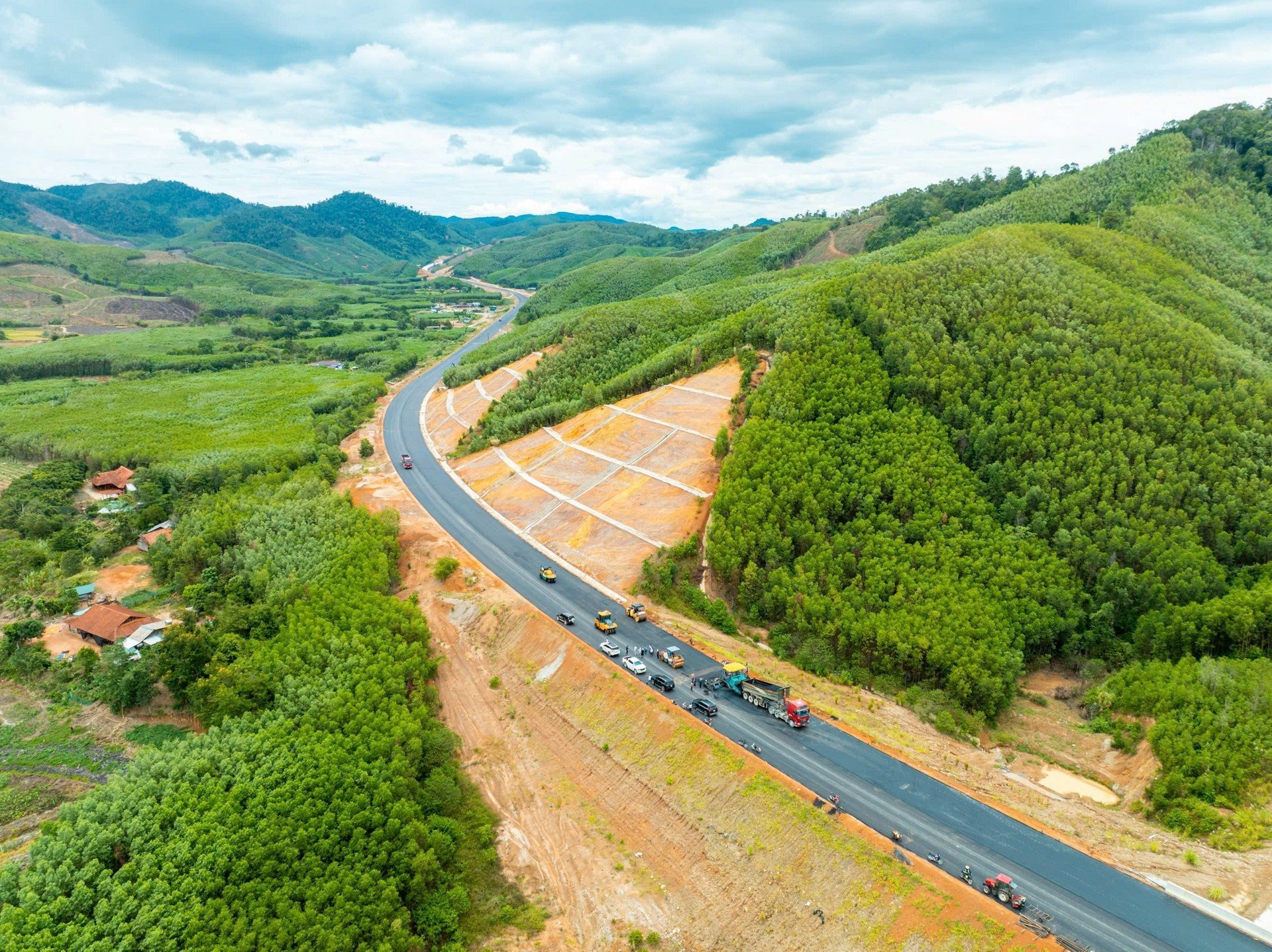 Cập nhật mới tại tuyến cao tốc "rừng - biển" đầu tiên của Việt Nam