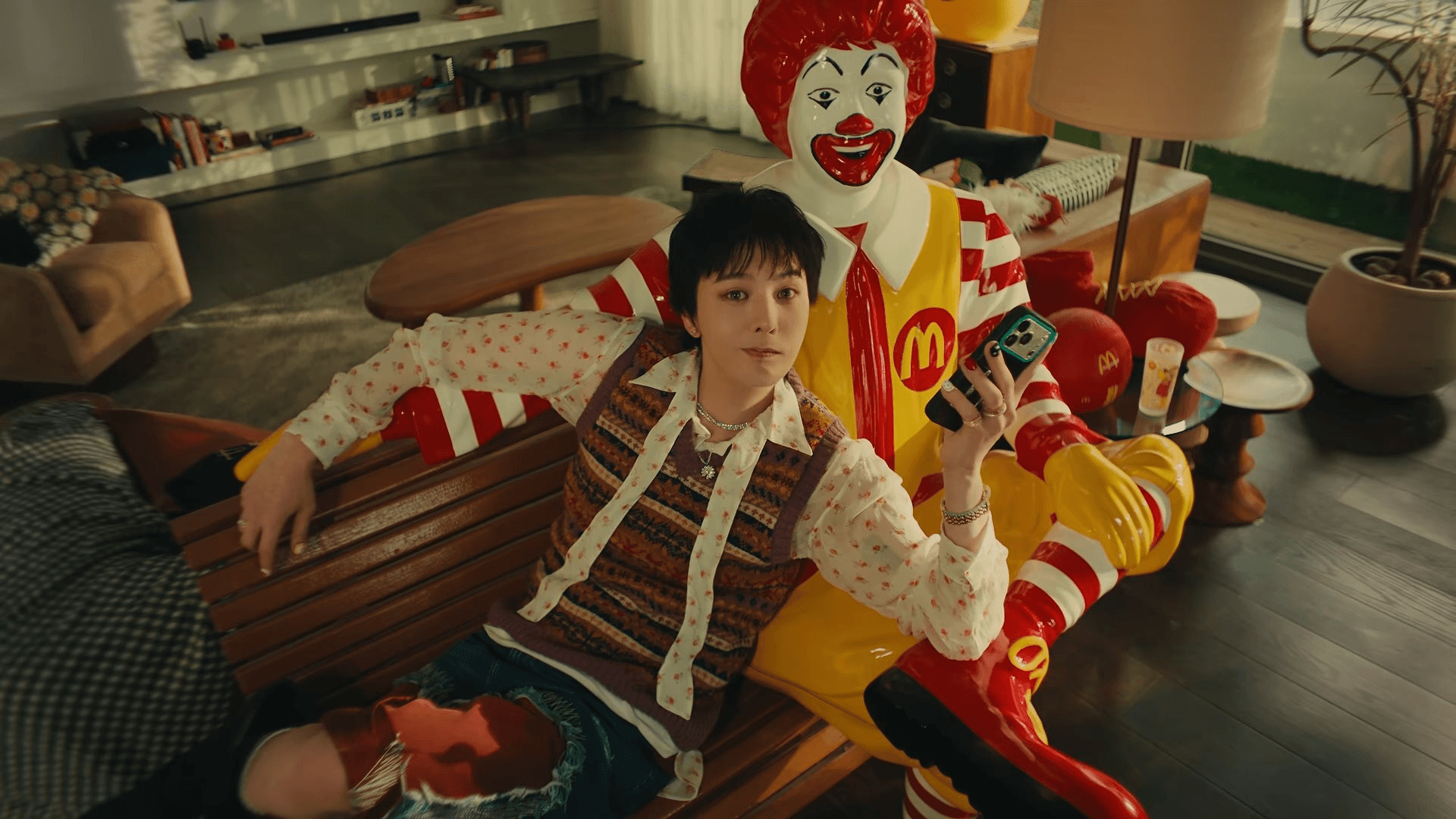 G-DRAGON bắt tay McDonald’s quảng bá gà rán