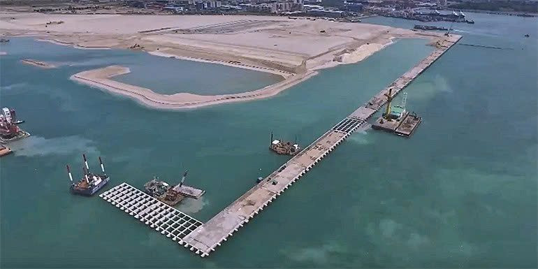 Phát hiện hàng rào bê tông cao 28m chạy dài 8,6km dưới biển, làm lung lay vị trí số 1 của Trung Quốc, dự án 40 tỷ USD gây choáng