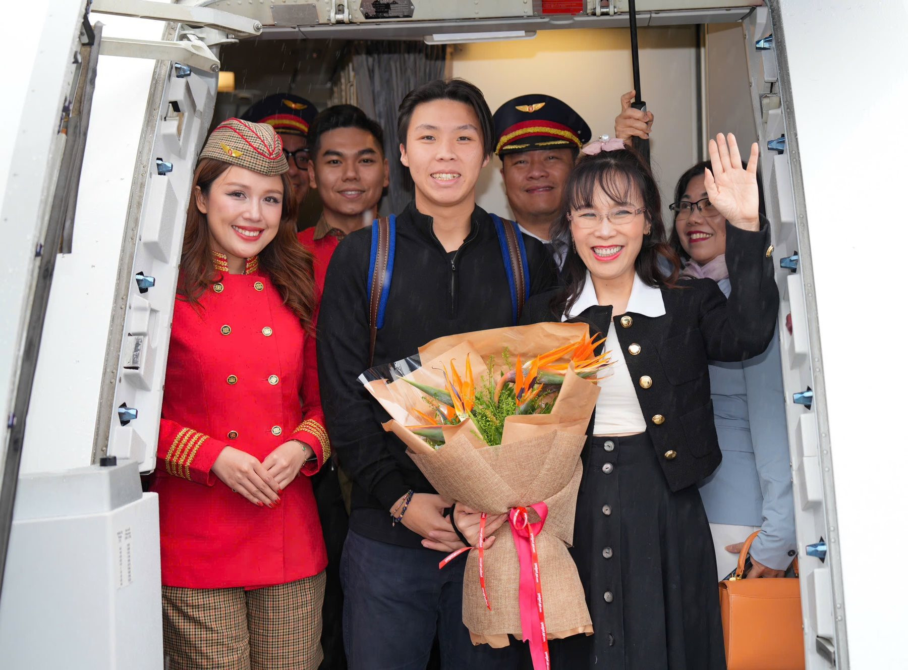 Tỷ phú Nguyễn Thị Phương Thảo đích thân xuất hiện trên chuyến bay tới New York, làm điều đặc biệt