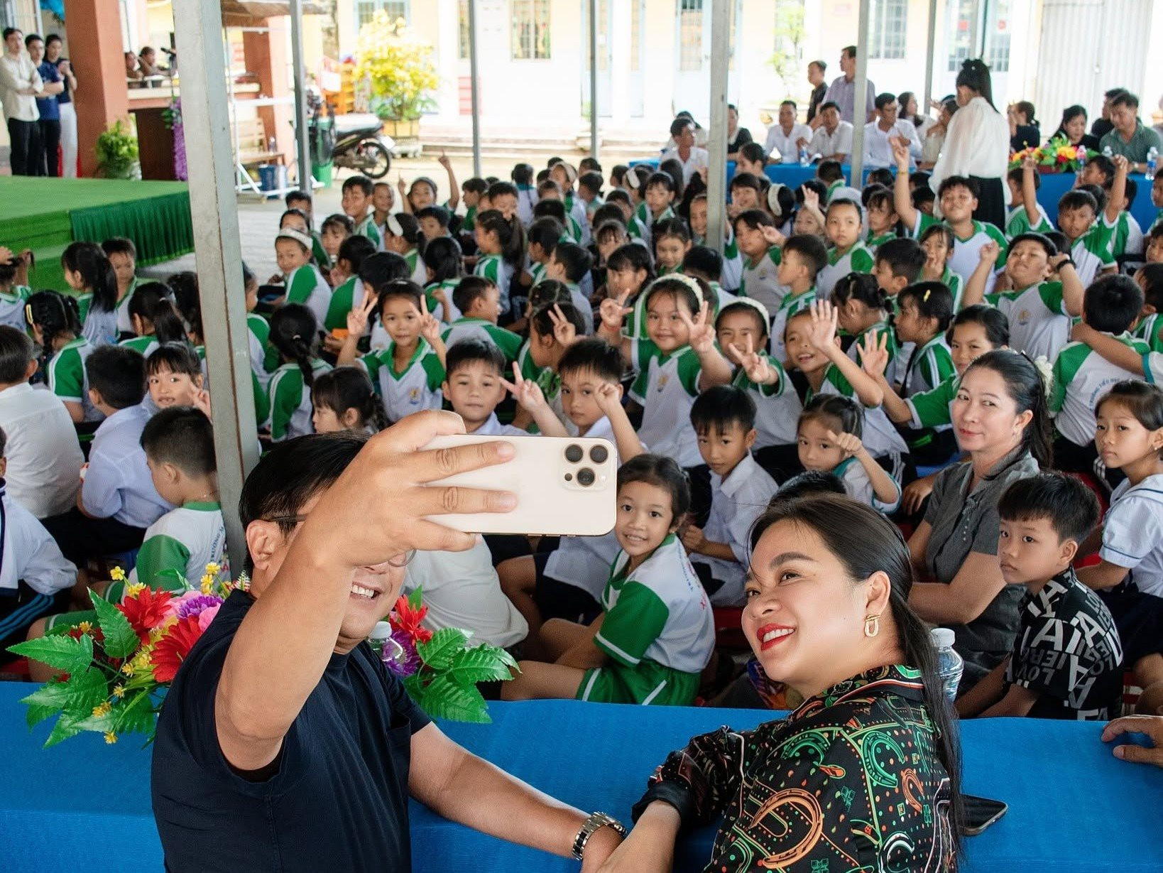 Vợ chồng bà Nguyễn Thanh Phượng vừa làm điều đặc biệt cho một ngôi trường vùng sâu ở miền Tây