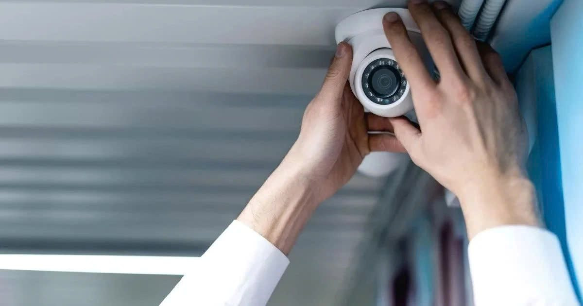 Công an phát thông báo nóng tới người dân đang lắp camera trong nhà