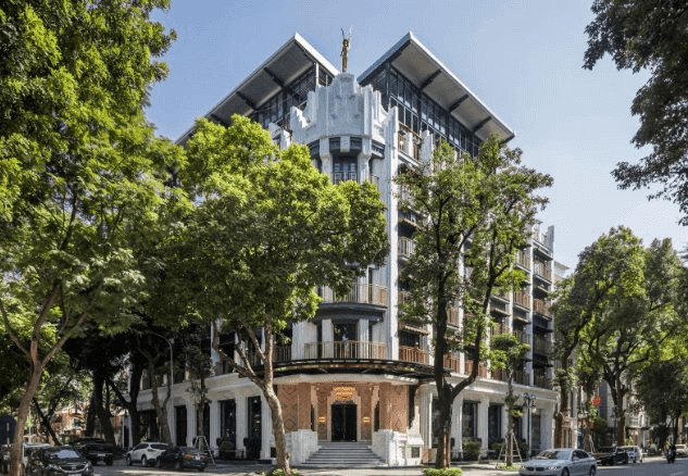 Việt Nam có 21 cơ sở lưu trú được vinh danh quốc tế, 1 khách sạn của Sun Group từng lọt Top 100 thế giới 2026, do “phù thủy kiến trúc” danh tiếng toàn cầu thiết kế ngay giữa Hà Nội