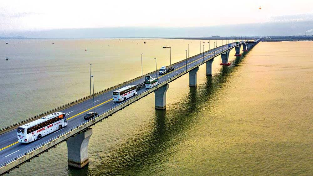 Cầu vượt biển dài nhất Việt Nam gần 16km, sở hữu “đường hầm kỹ thuật” với 88 khoang bê tông đúc sẵn được áp dụng công nghệ lắp ghép tiên tiến