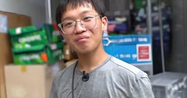 Phát hiện một thanh niên 26 tuổi làm shipper nhưng lương tháng 250 triệu đồng, có 5 tỷ trong tài khoản tiết kiệm