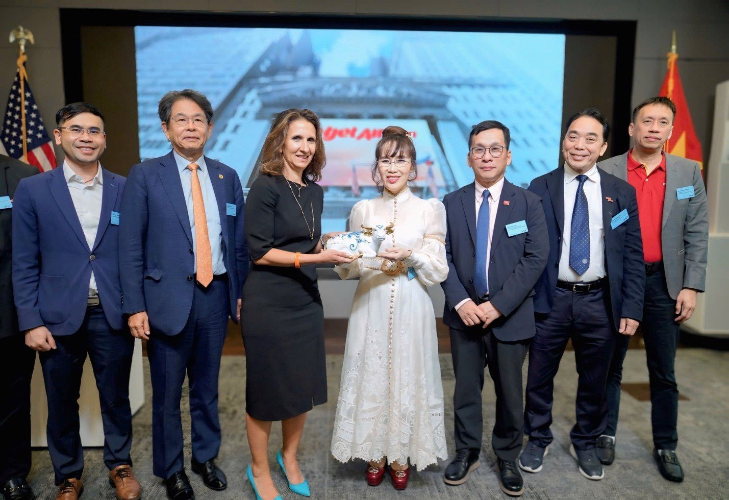 nu-ty-phu-nguyen-thi-phuong-thao-tham-du-le-rung-chuong-nyse-cung-ngoai-truong-my-marco-rubio-1-.jpg