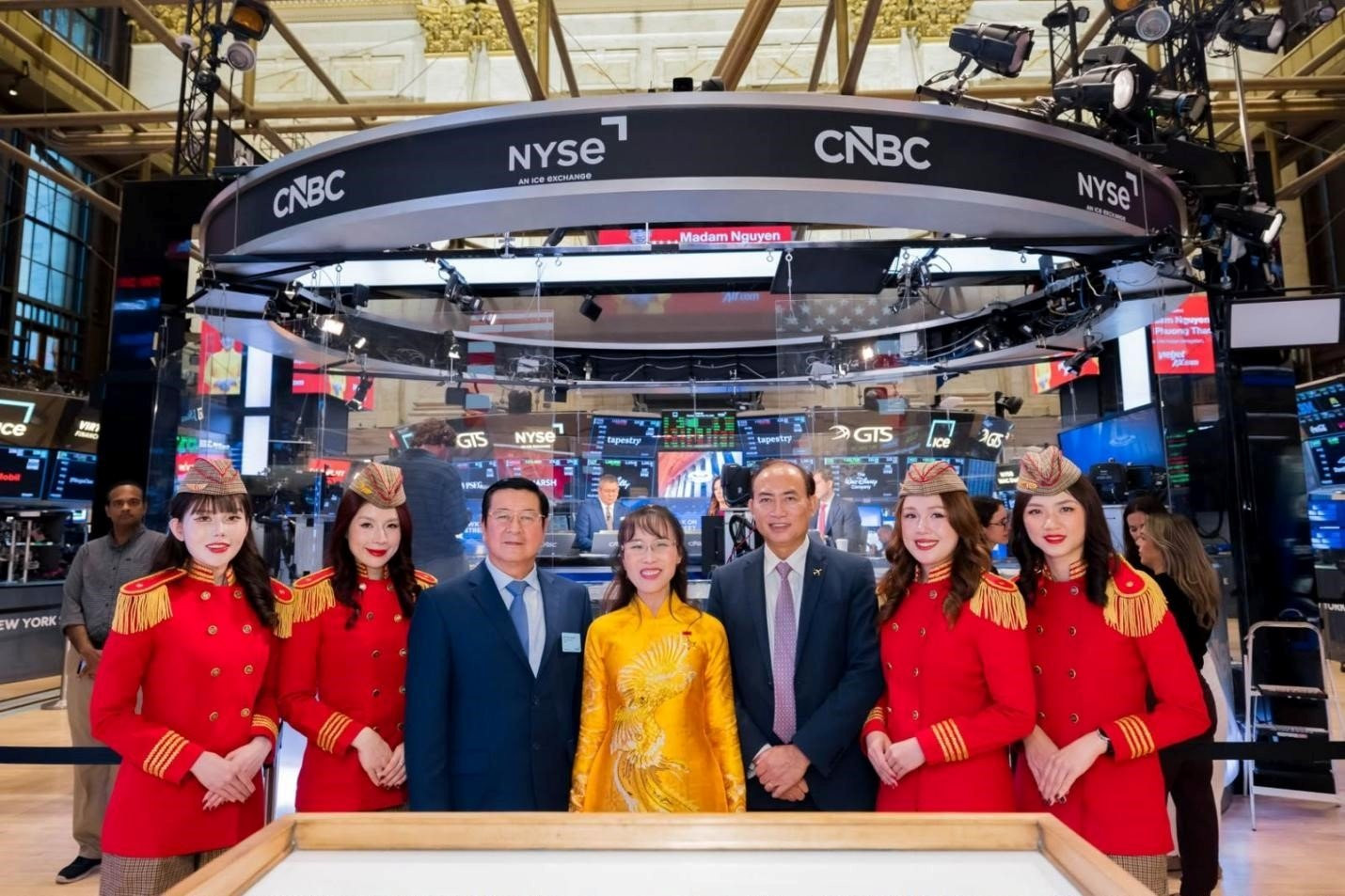 nu-ty-phu-nguyen-thi-phuong-thao-tham-du-le-rung-chuong-nyse-cung-ngoai-truong-my-marco-rubio.jpg