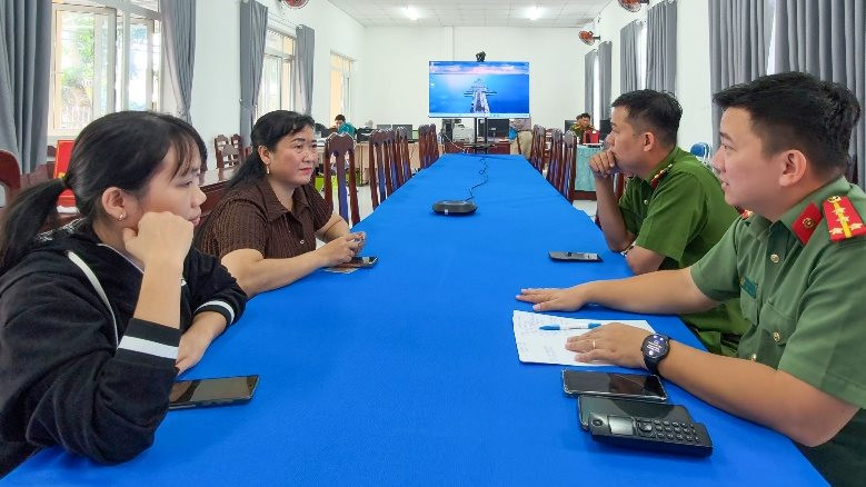 Tài khoản ngân hàng phát sinh giao dịch 20 triệu, 20.000, 10.000 đồng..., người phụ nữ phải đến Công an làm việc 