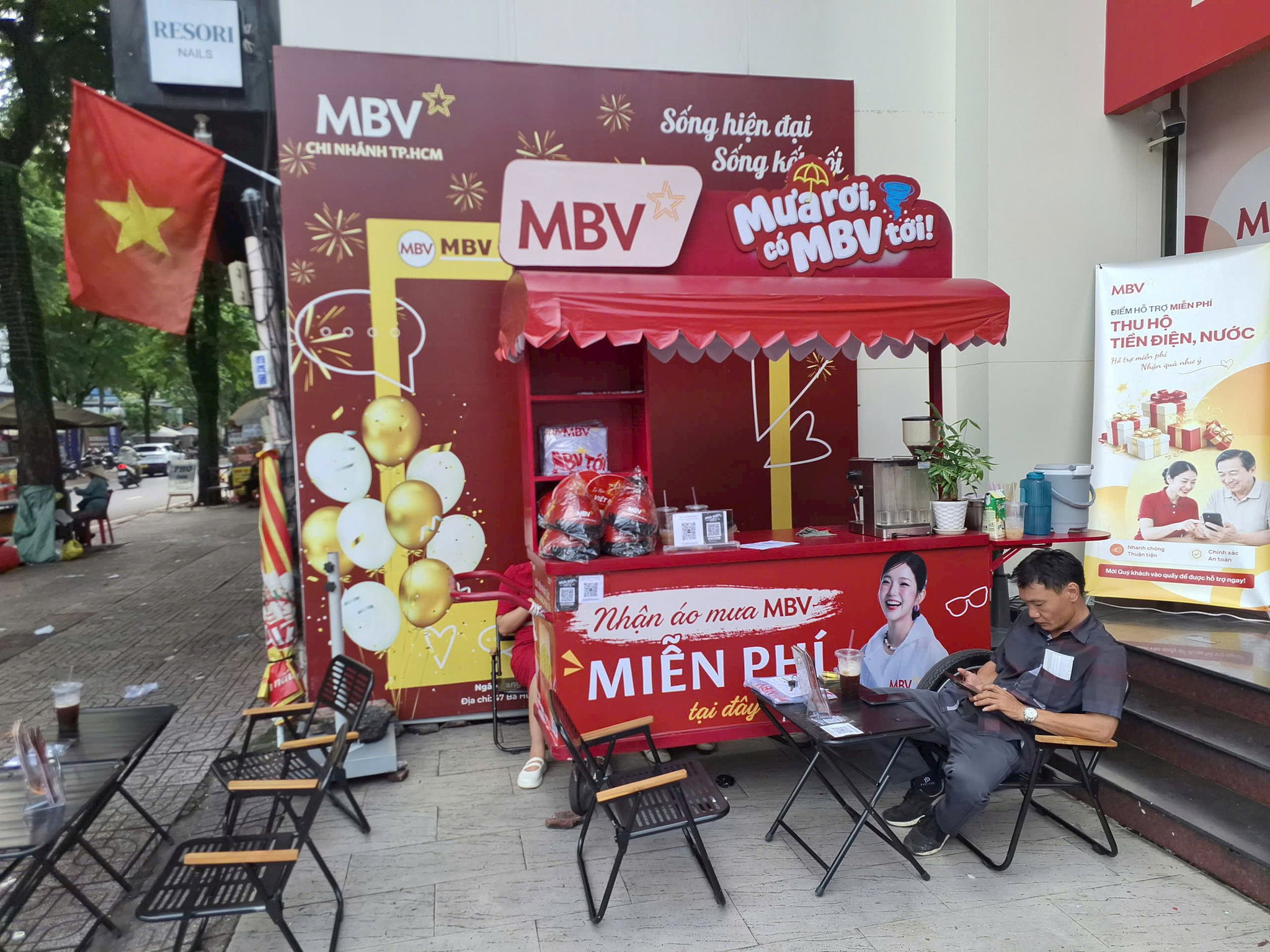 Một ngân hàng nổi tiếng đang bán thêm cà phê vỉa hè