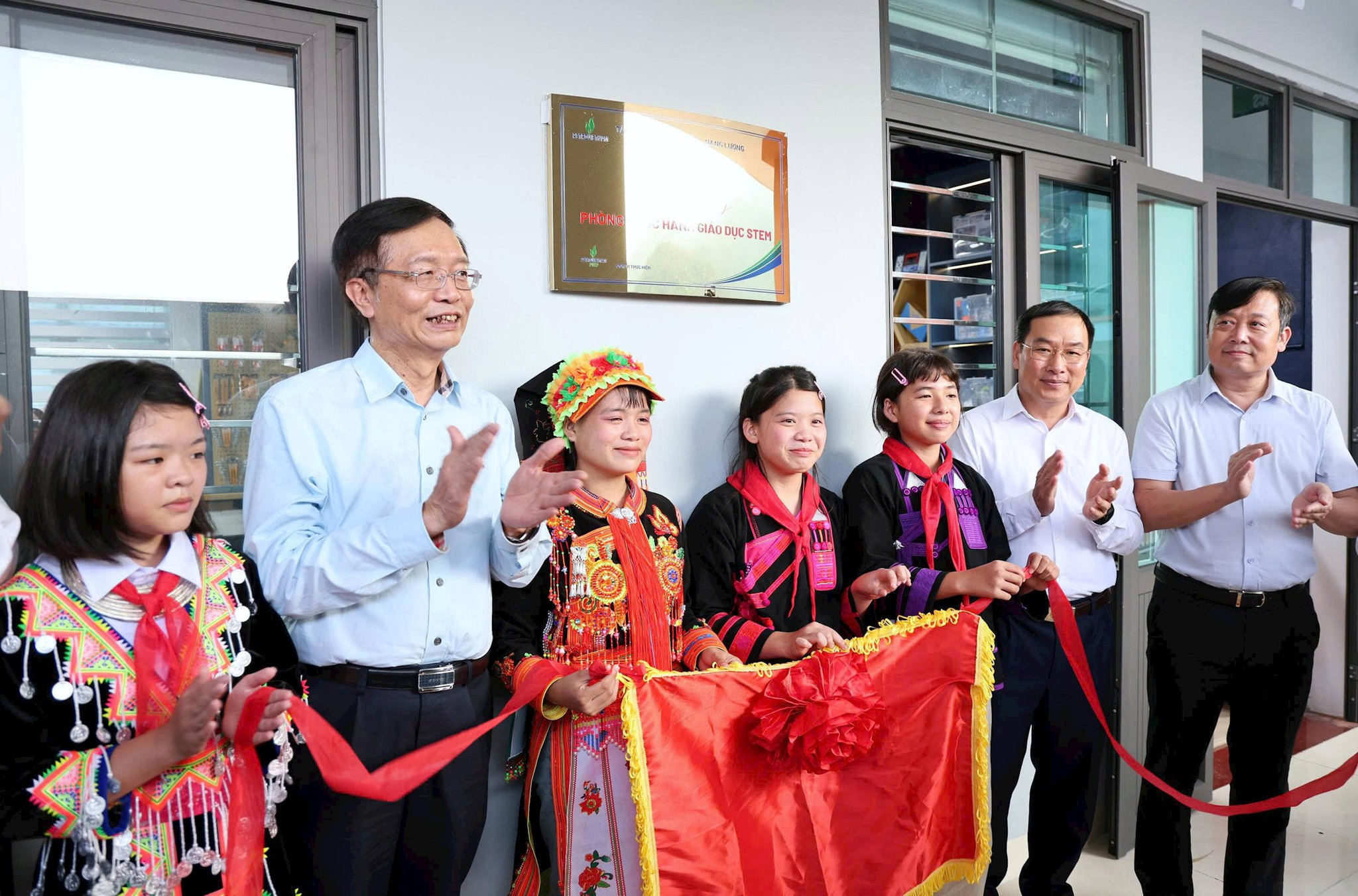 Trung thu đầu tiên dưới mái trường Petrovietnam: Thắp sáng niềm tin nơi biên cương