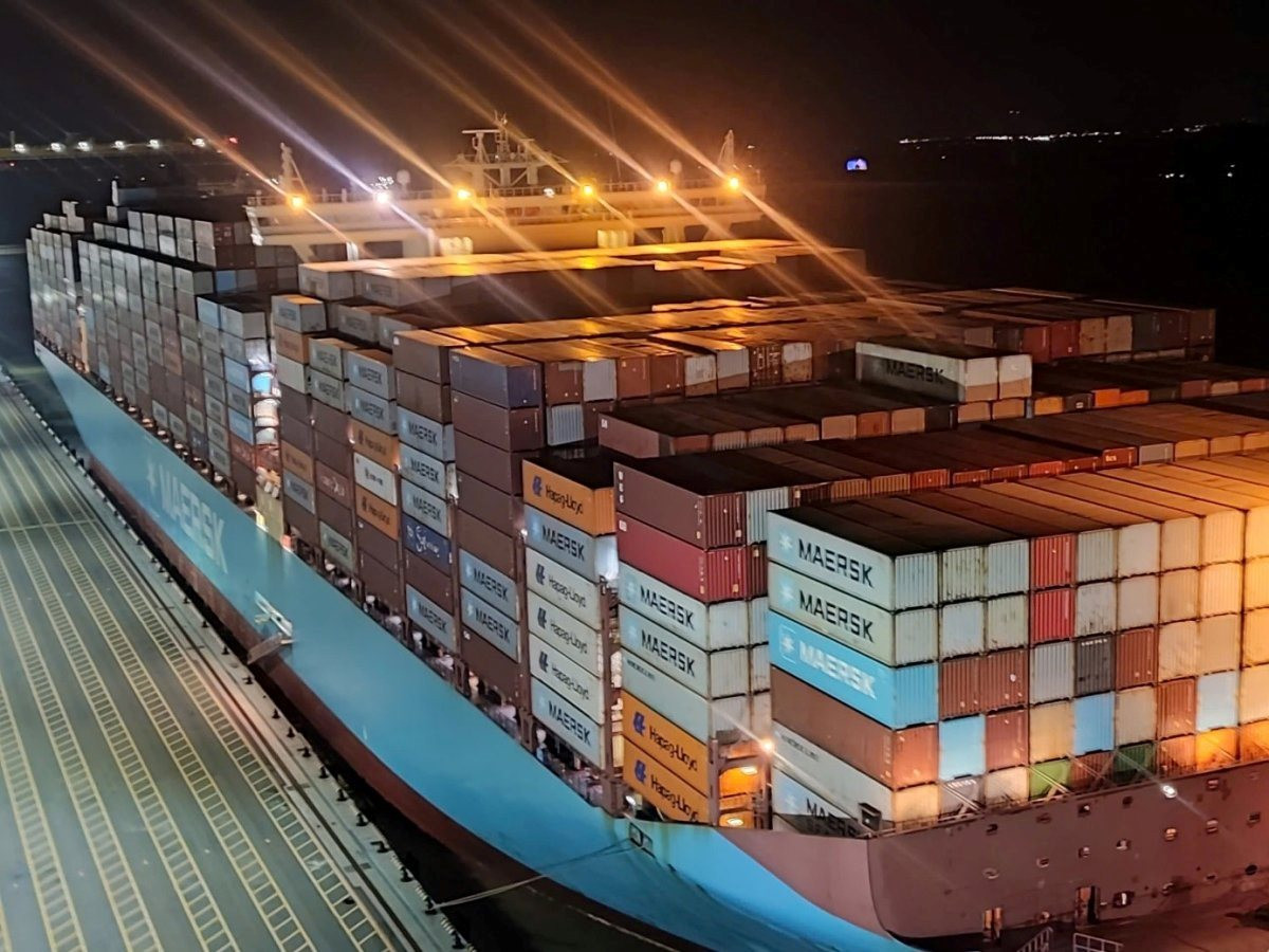 'Quái vật' nặng 214.000 tấn, dài gần 400 m lớn nhất trong lịch sử cập cảng biển miền bắc Việt Nam