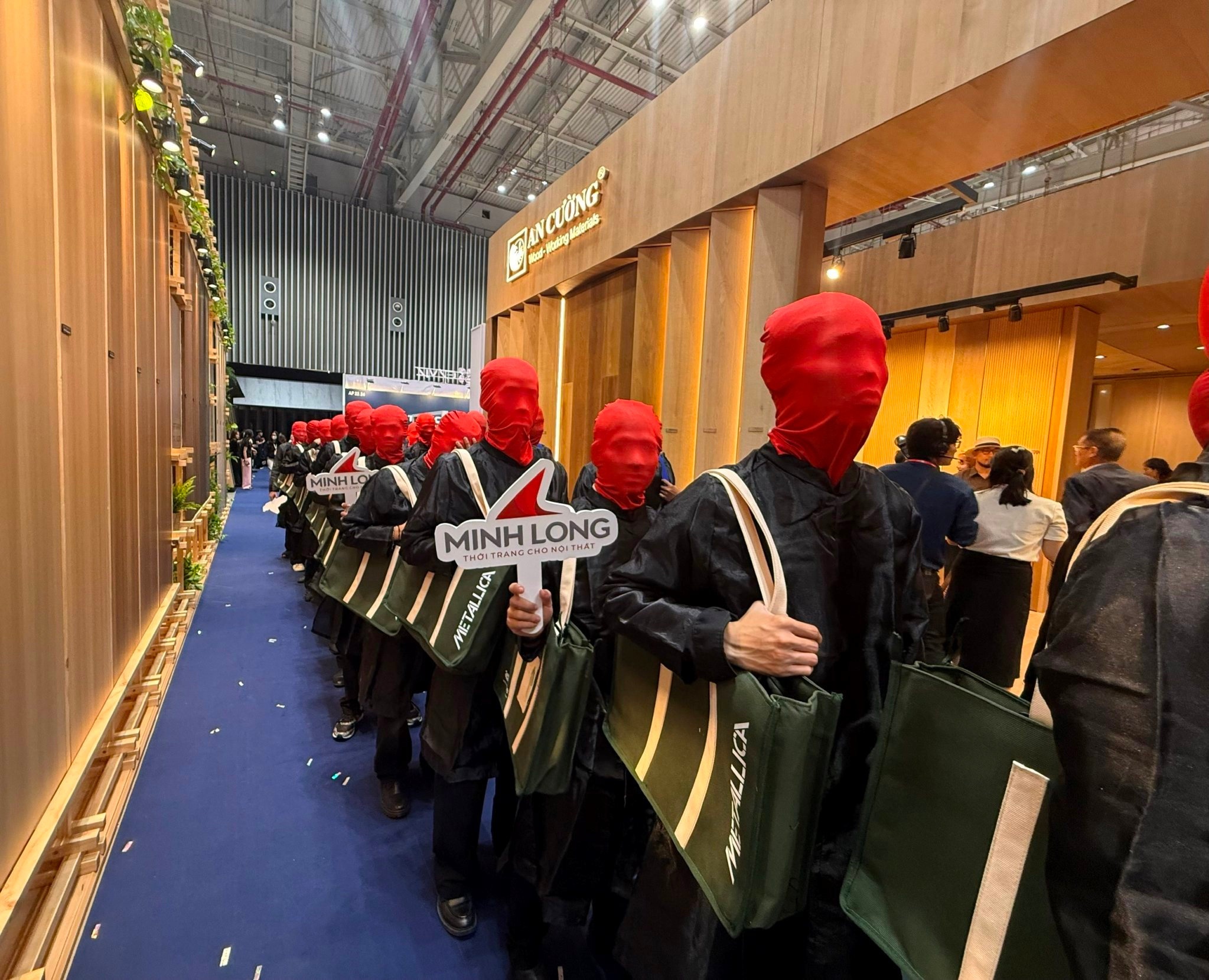Hàng chục người mặc đồ đen, trùm kín mặt bằng vải đỏ xuất hiện tại TP.HCM: Chuyện gì đang xảy ra?