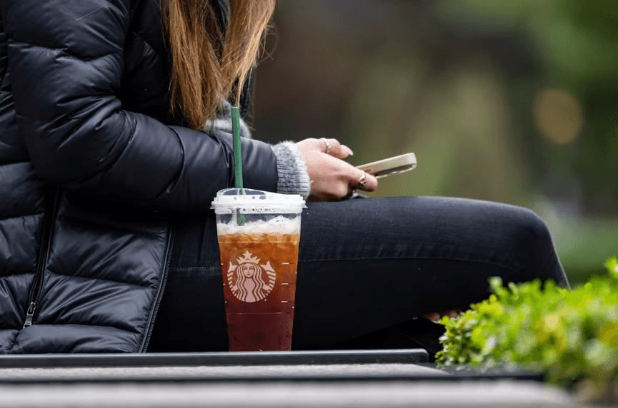 Starbucks 'lùi bước' với tham vọng xanh vì phải cắt giảm 2 tỷ USD: Sa thải nhân sự phụ trách phát triển bền vững, ESG phải nhường đường cho bài toán chi phí